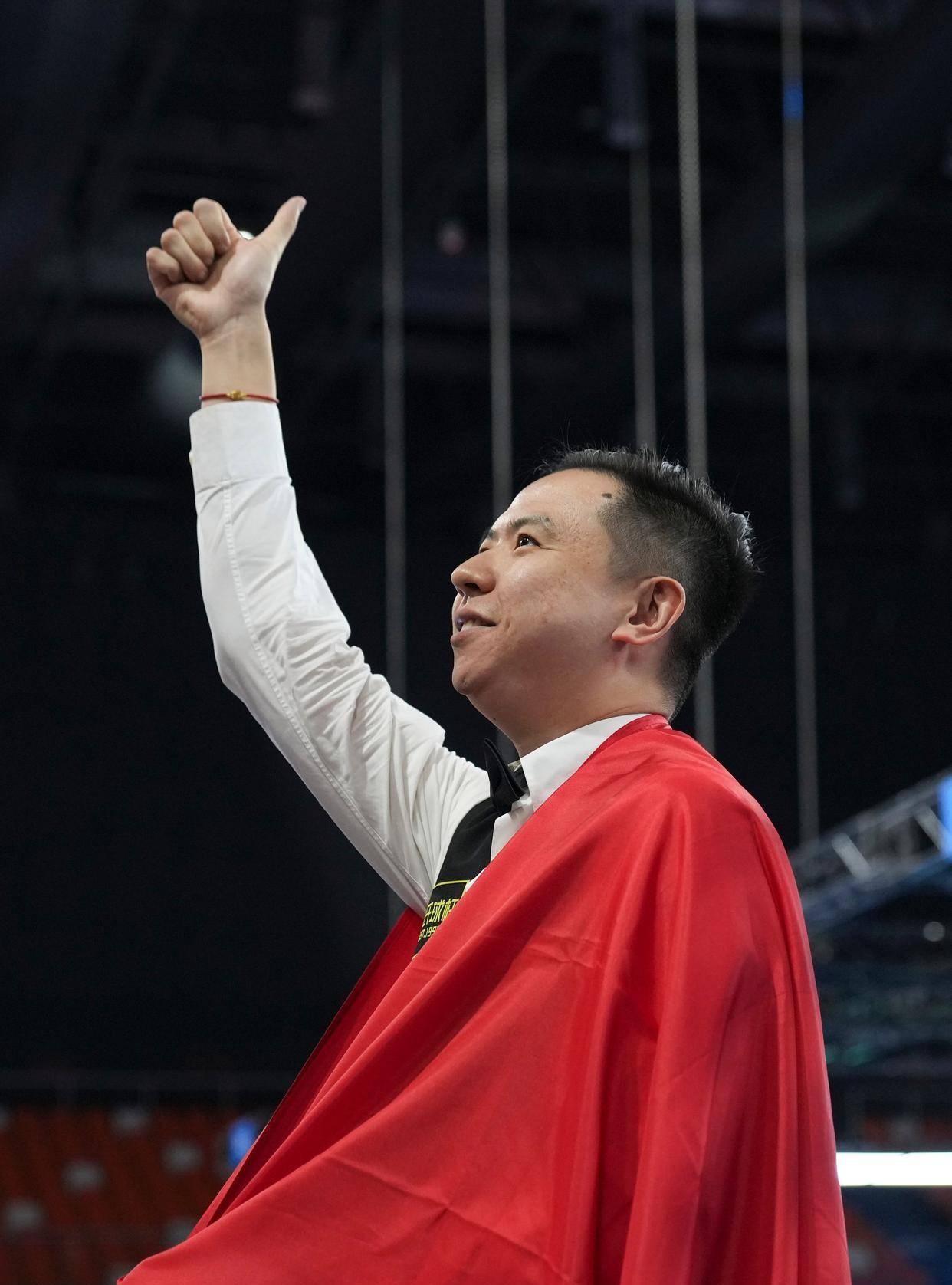 而背后鳞次 而背后鳞次